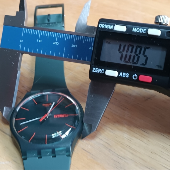 X Swatch Petrol 41mm case. Swiss, 3 hand movement, day and date. Original band - Picture 7 of 11